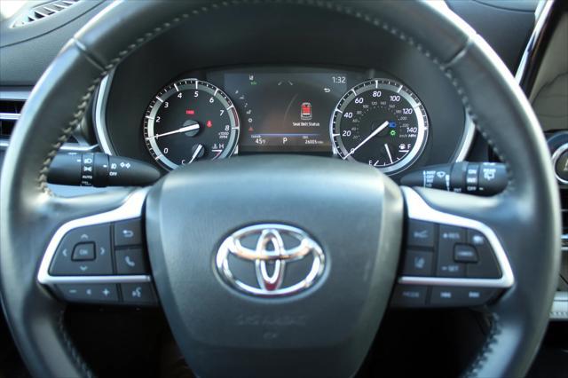 used 2022 Toyota Highlander car, priced at $32,997