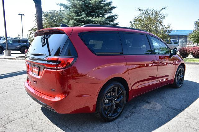 new 2024 Chrysler Pacifica car, priced at $44,619