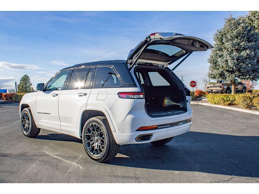 new 2025 Jeep Grand Cherokee car, priced at $57,250