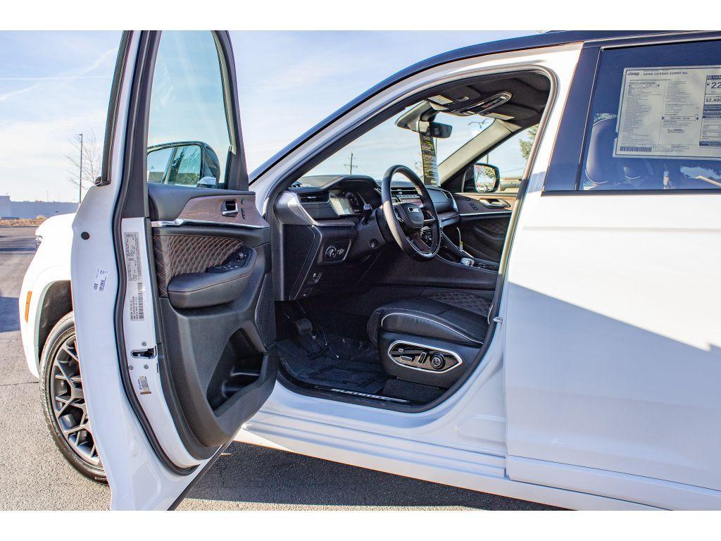 new 2025 Jeep Grand Cherokee car, priced at $57,250
