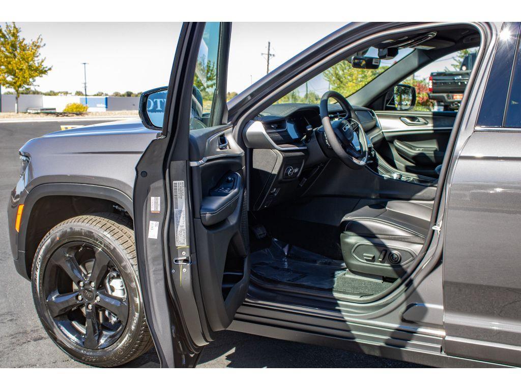 new 2025 Jeep Grand Cherokee car, priced at $42,750