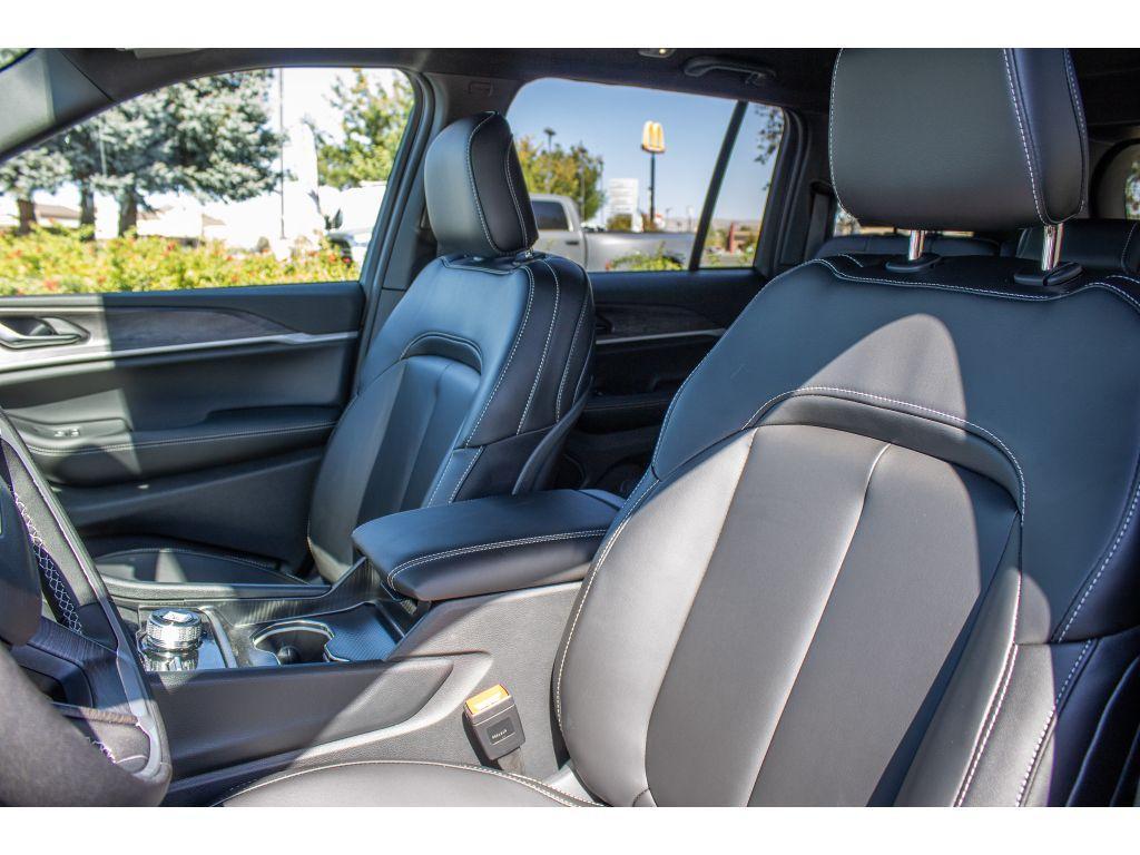 new 2025 Jeep Grand Cherokee car, priced at $42,750