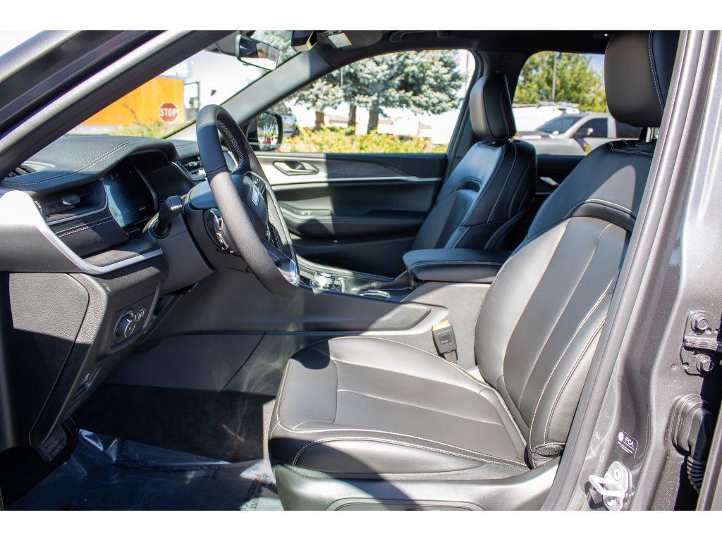 new 2025 Jeep Grand Cherokee car, priced at $42,750