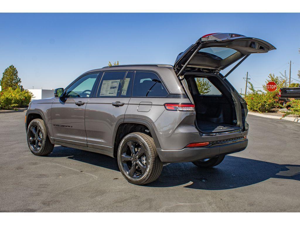 new 2025 Jeep Grand Cherokee car, priced at $42,750