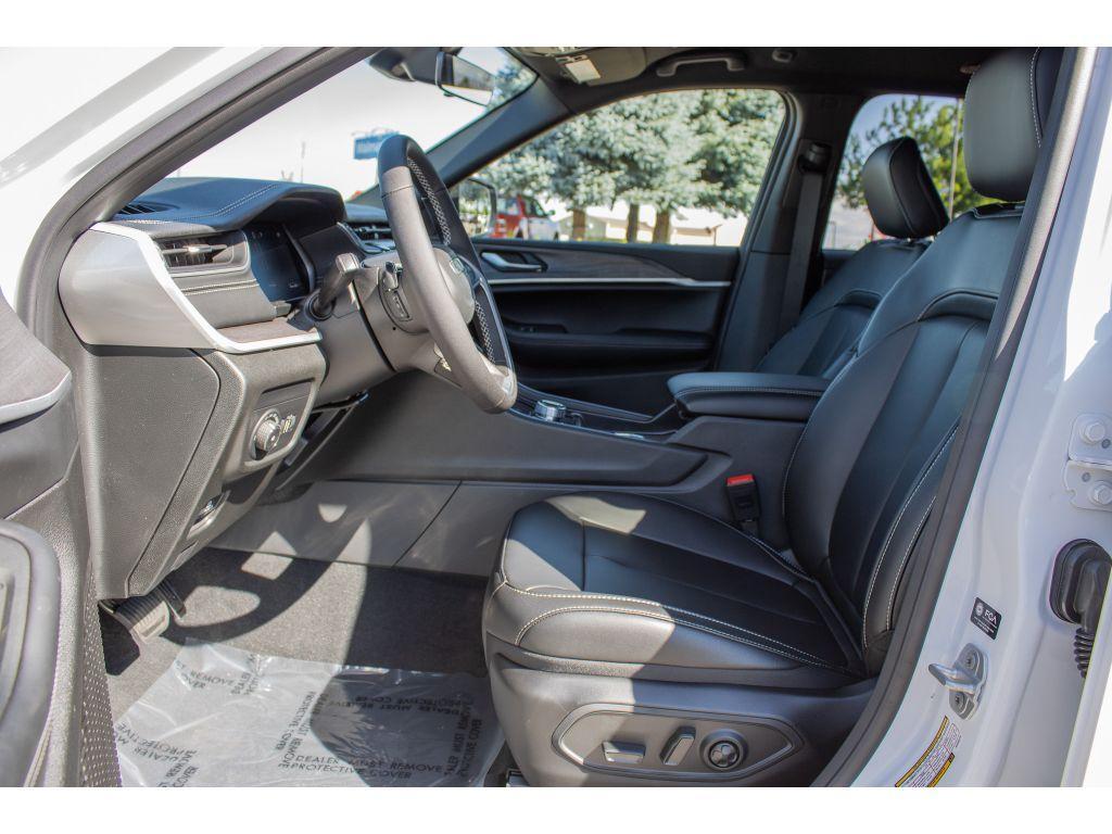 new 2025 Jeep Grand Cherokee car, priced at $43,250