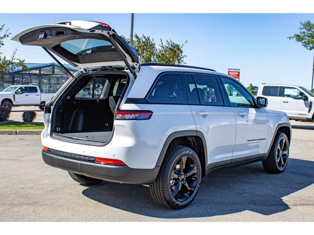 new 2025 Jeep Grand Cherokee car, priced at $43,250