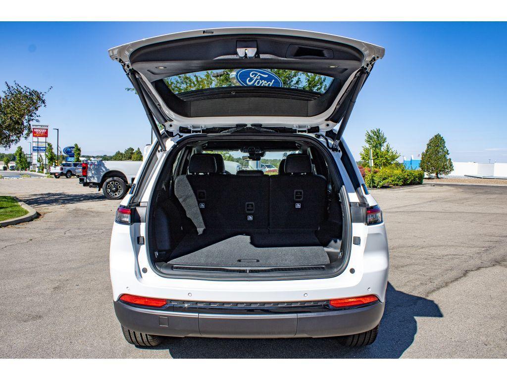 new 2025 Jeep Grand Cherokee car, priced at $43,250