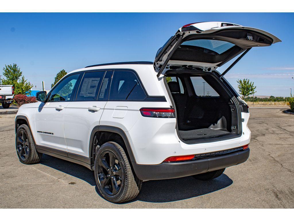 new 2025 Jeep Grand Cherokee car, priced at $43,250