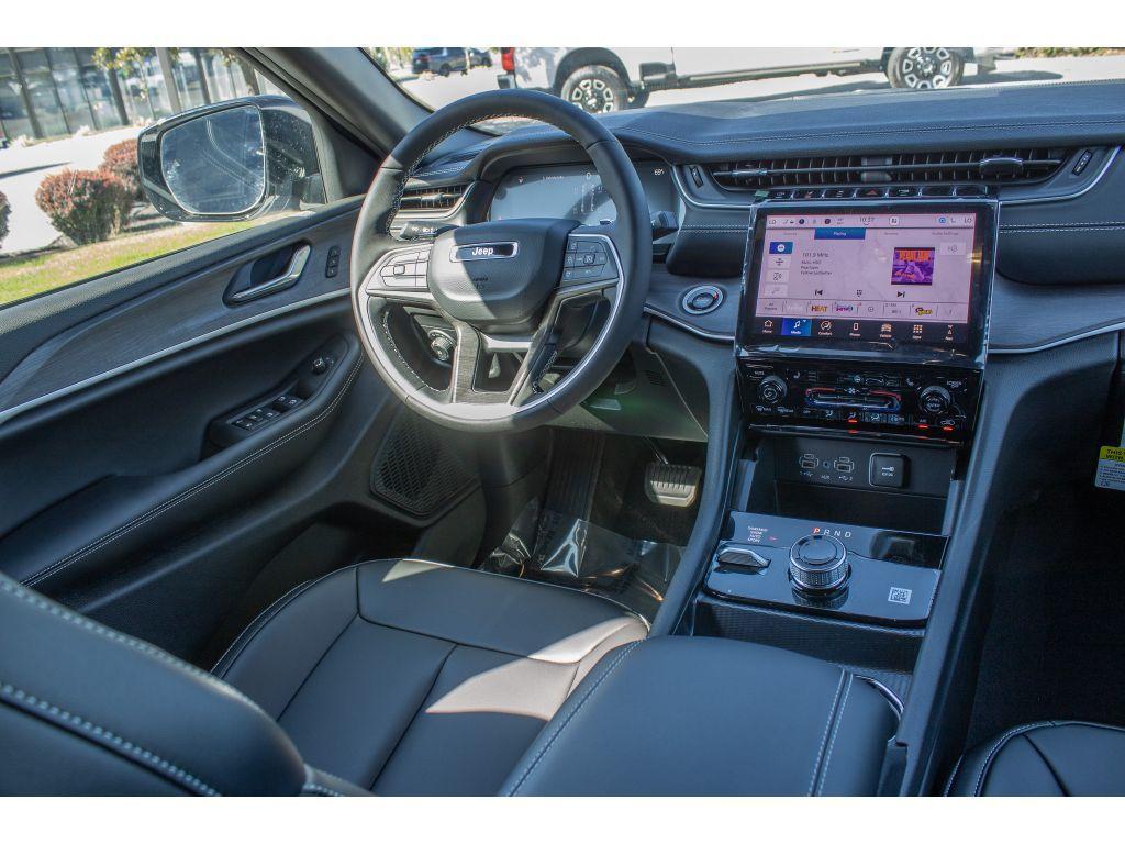 new 2025 Jeep Grand Cherokee car, priced at $43,250