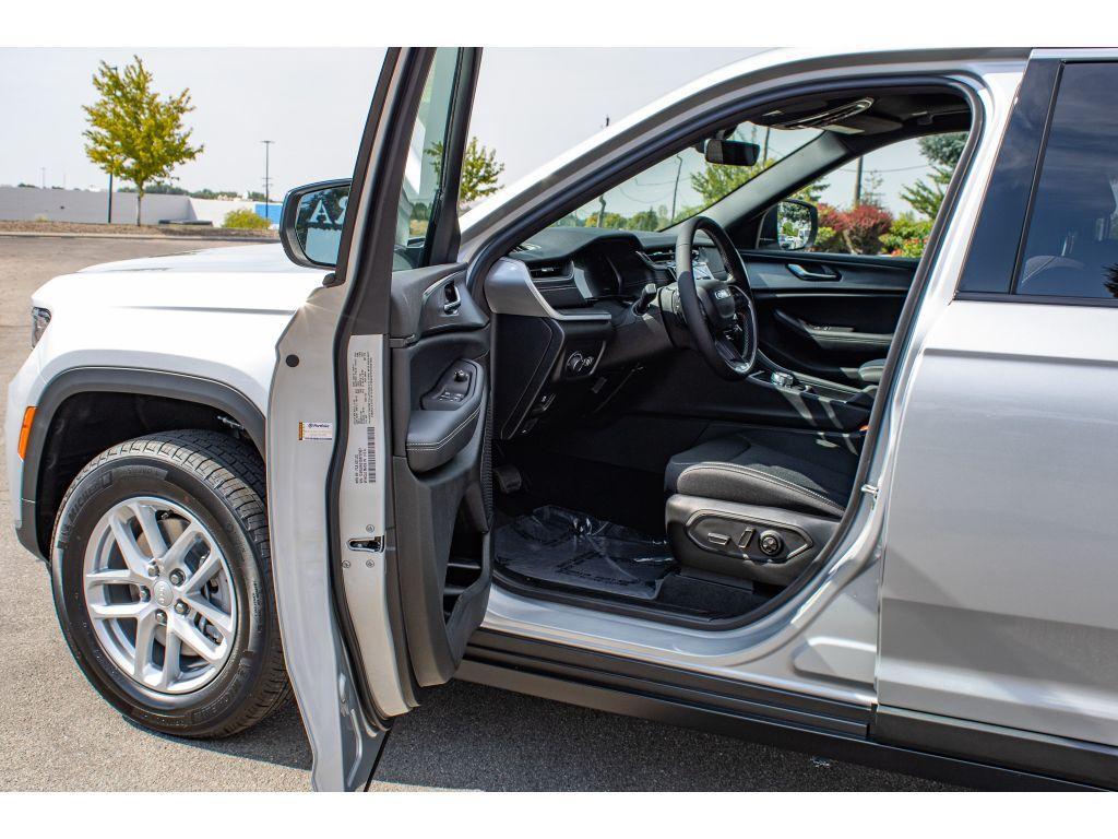 new 2025 Jeep Grand Cherokee L car