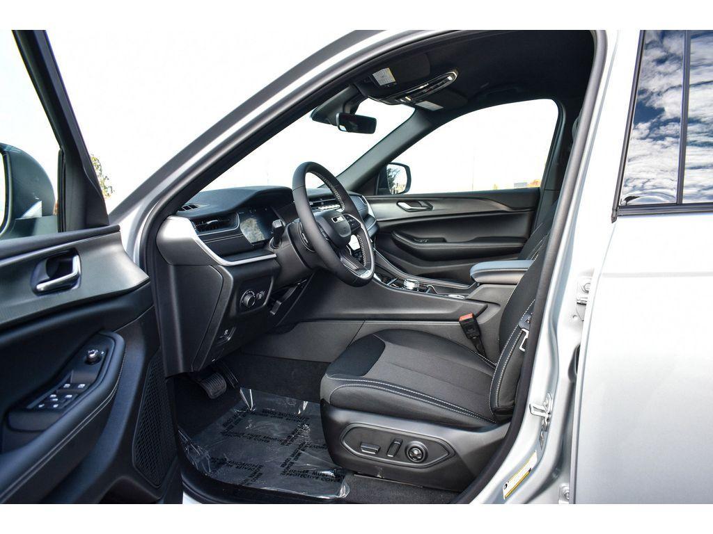 new 2025 Jeep Grand Cherokee L car, priced at $38,000