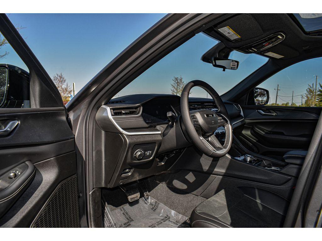 new 2025 Jeep Grand Cherokee car, priced at $40,250