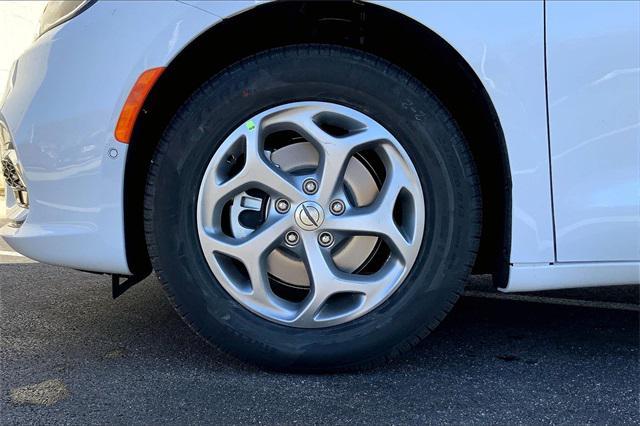 new 2024 Chrysler Pacifica car, priced at $47,538