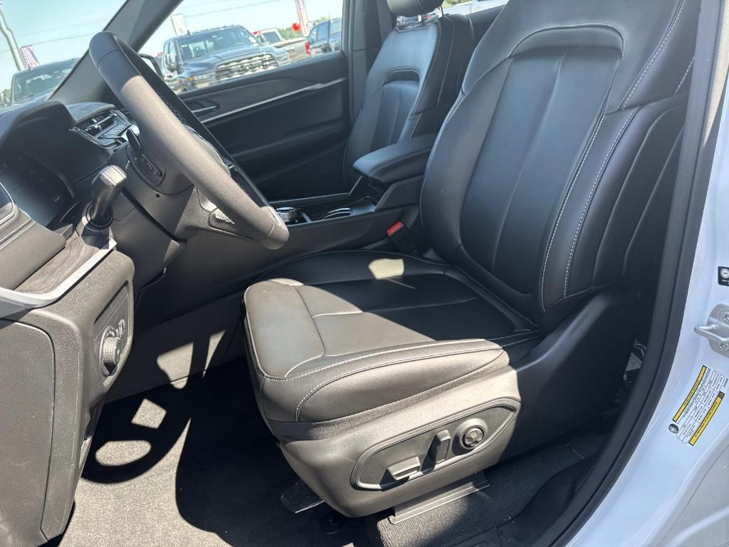 new 2025 Jeep Grand Cherokee car, priced at $50,140