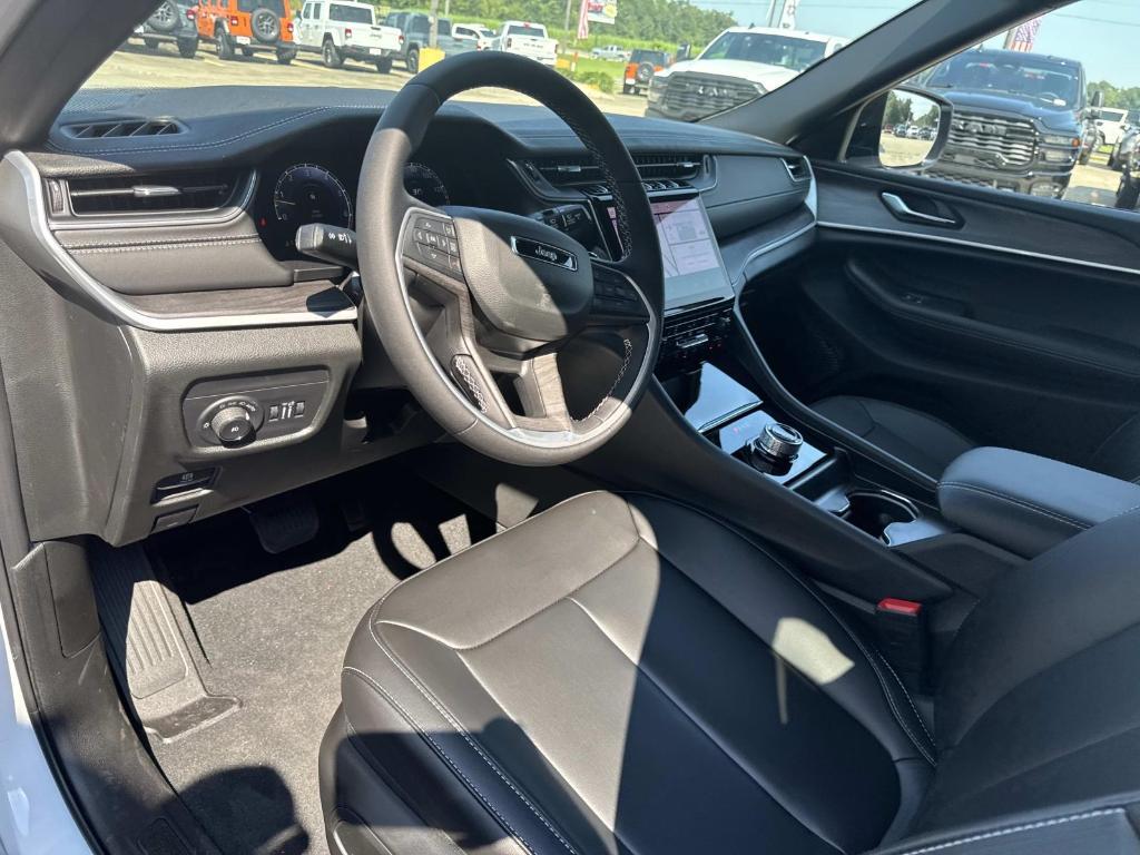 new 2025 Jeep Grand Cherokee car, priced at $50,140