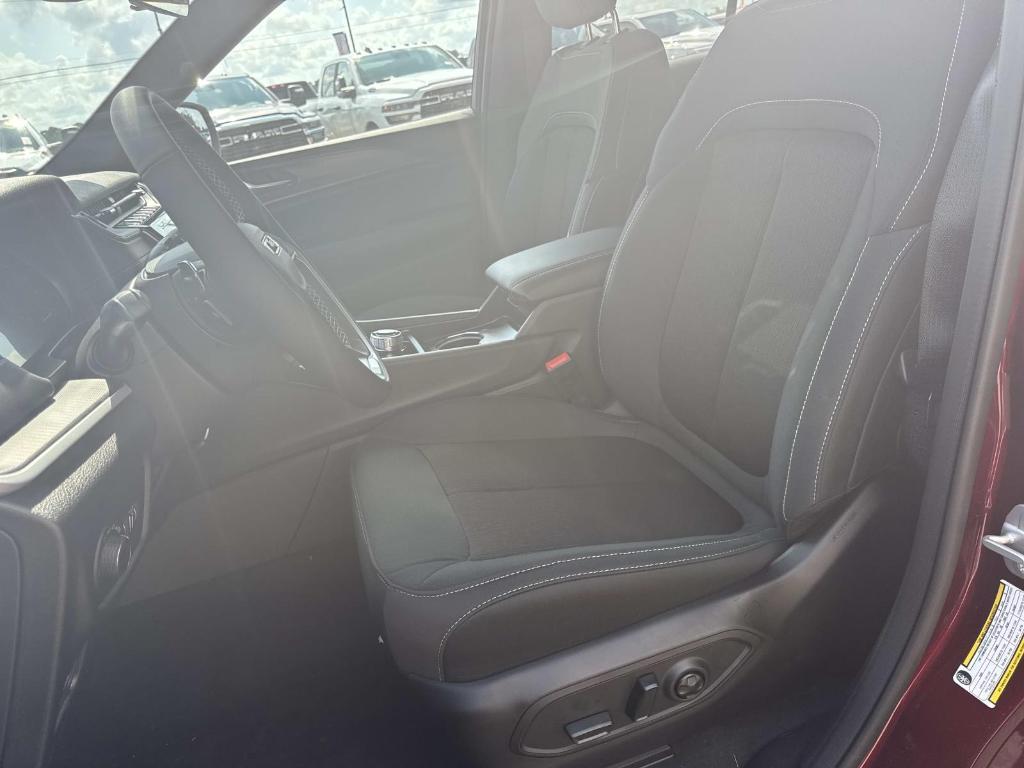 new 2025 Jeep Grand Cherokee car, priced at $44,170