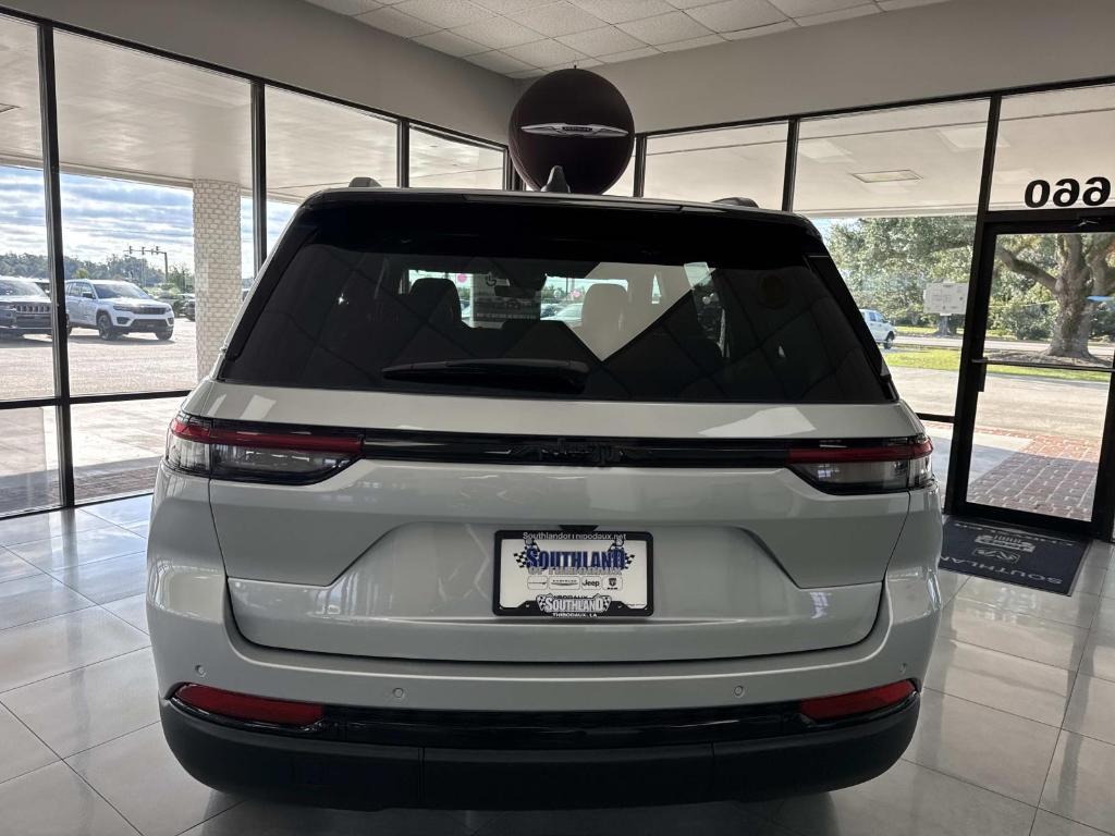 new 2025 Jeep Grand Cherokee car, priced at $44,230