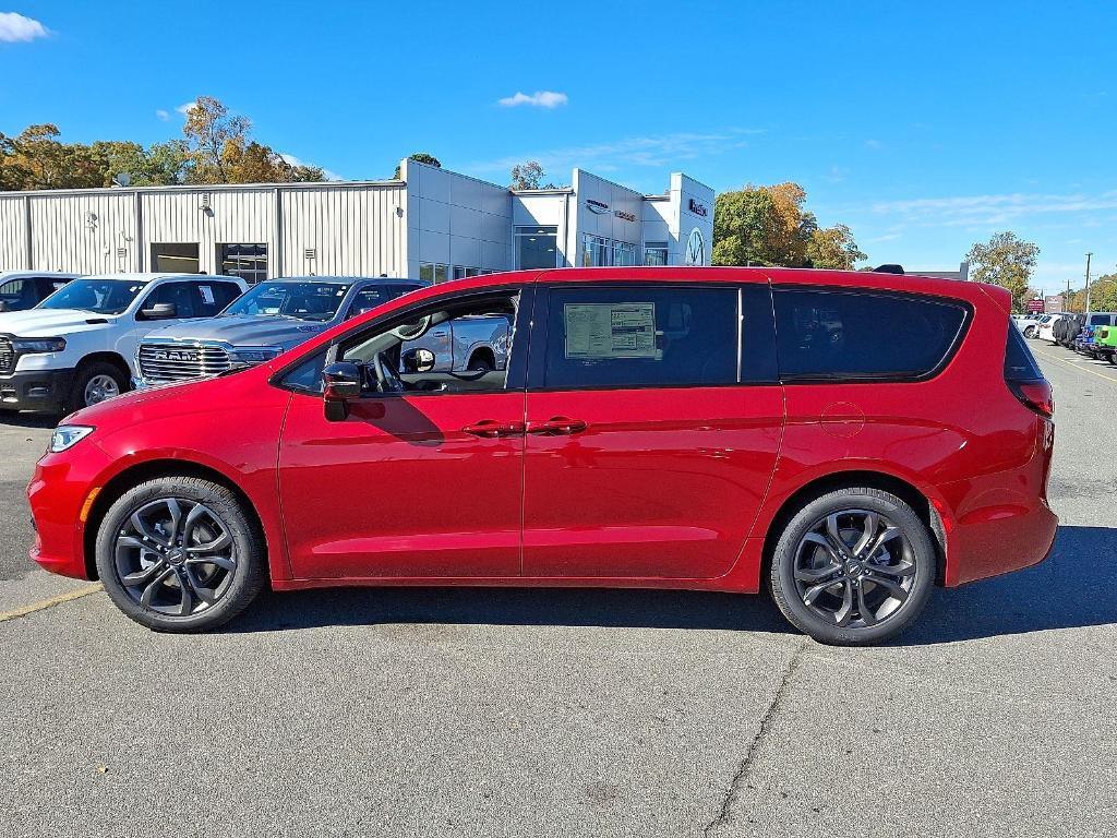 new 2026 Chrysler Pacifica car, priced at $43,361
