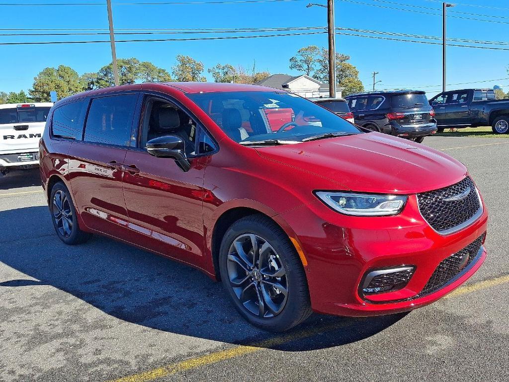 new 2026 Chrysler Pacifica car, priced at $43,361