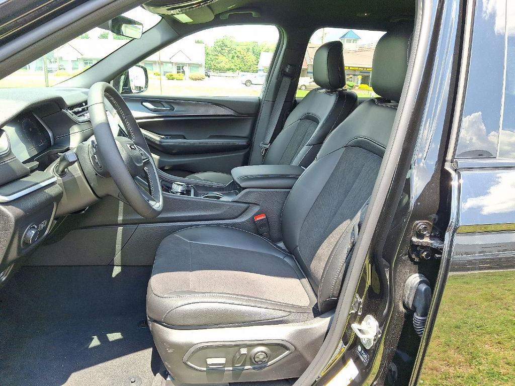 new 2025 Jeep Grand Cherokee L car, priced at $45,380