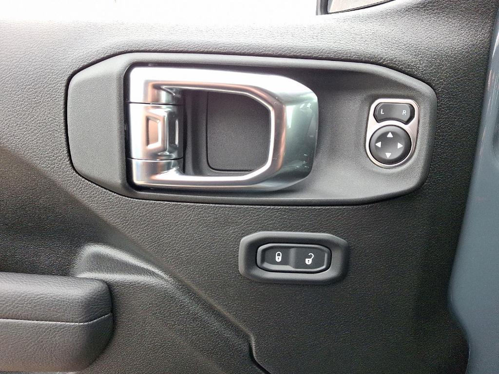 new 2025 Jeep Wrangler car, priced at $44,151