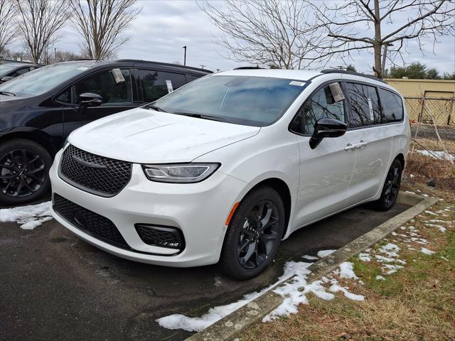 new 2024 Chrysler Pacifica car, priced at $43,539