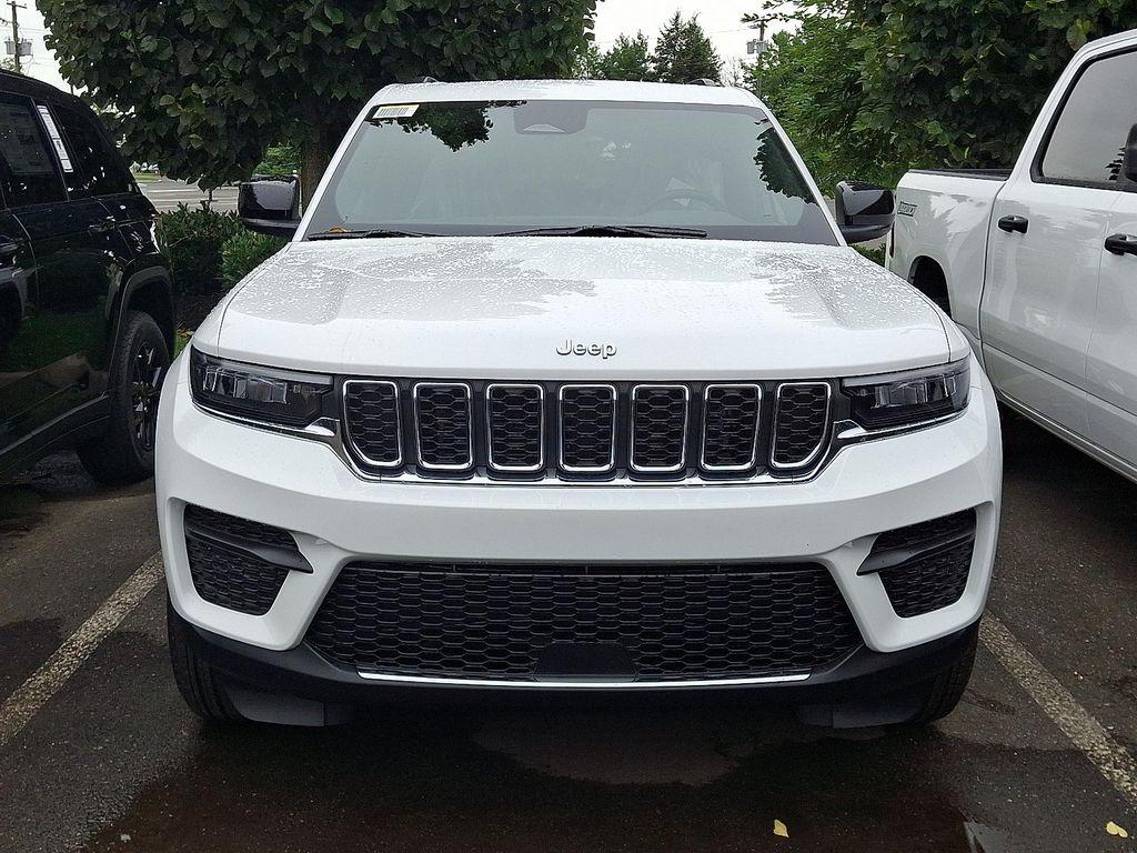 new 2025 Jeep Grand Cherokee car, priced at $40,924