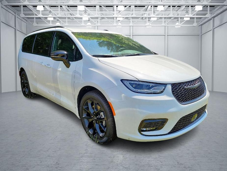 new 2024 Chrysler Pacifica car, priced at $44,044