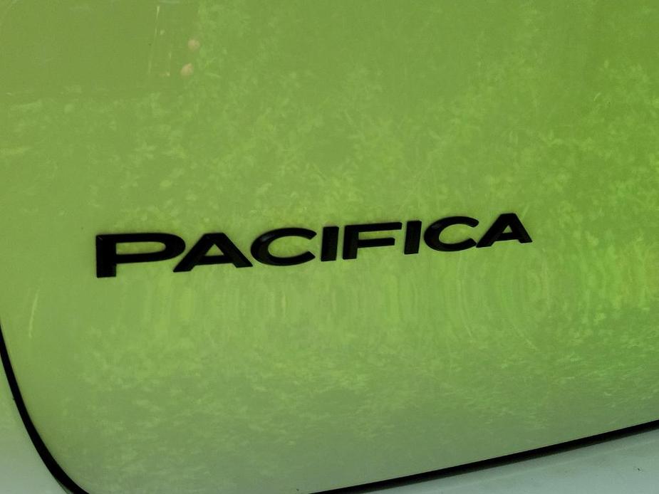 new 2024 Chrysler Pacifica Hybrid car, priced at $48,254