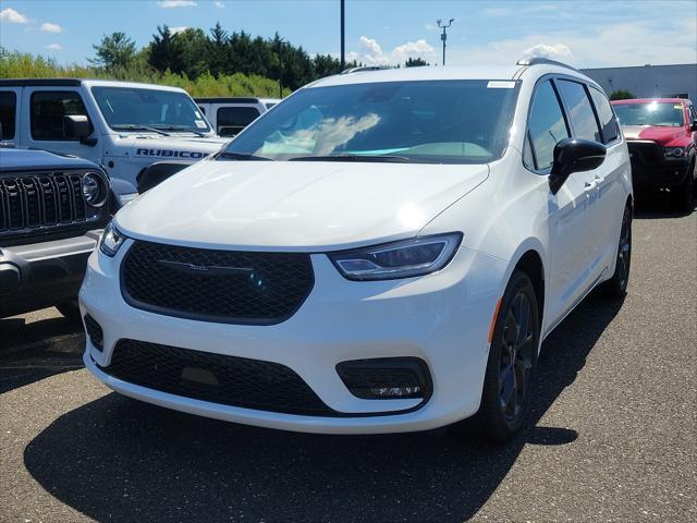 new 2024 Chrysler Pacifica car, priced at $44,039