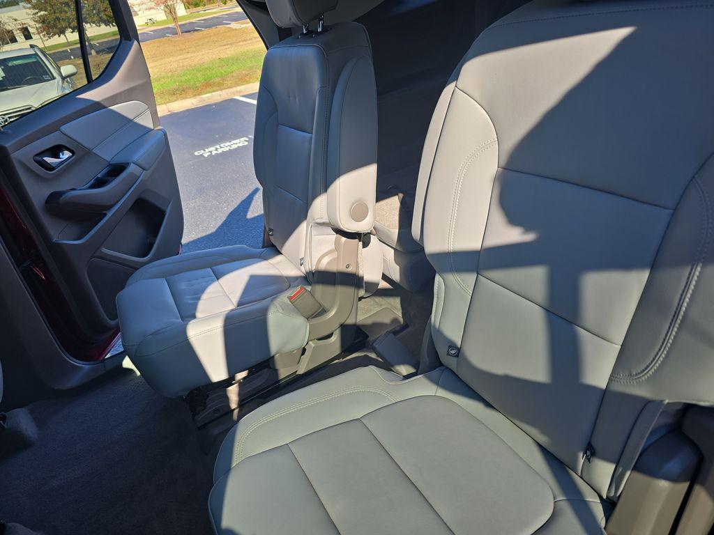 used 2021 Chevrolet Traverse car, priced at $24,466