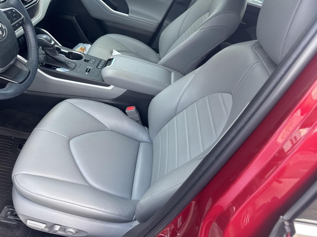 used 2022 Toyota Highlander car, priced at $36,222