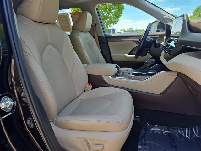 used 2020 Toyota Highlander car, priced at $35,041