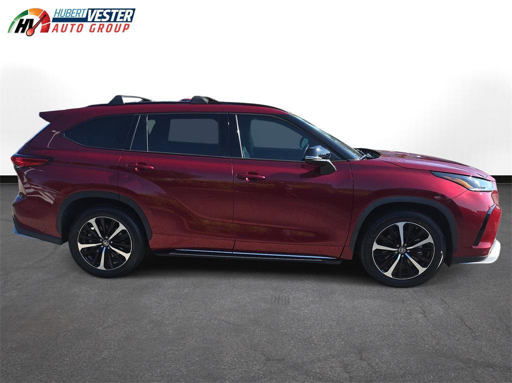 used 2022 Toyota Highlander car, priced at $34,613