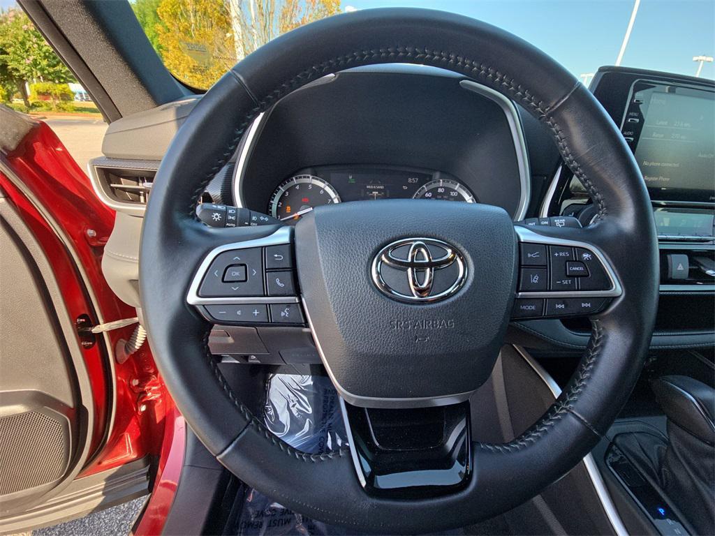 used 2022 Toyota Highlander car, priced at $34,613