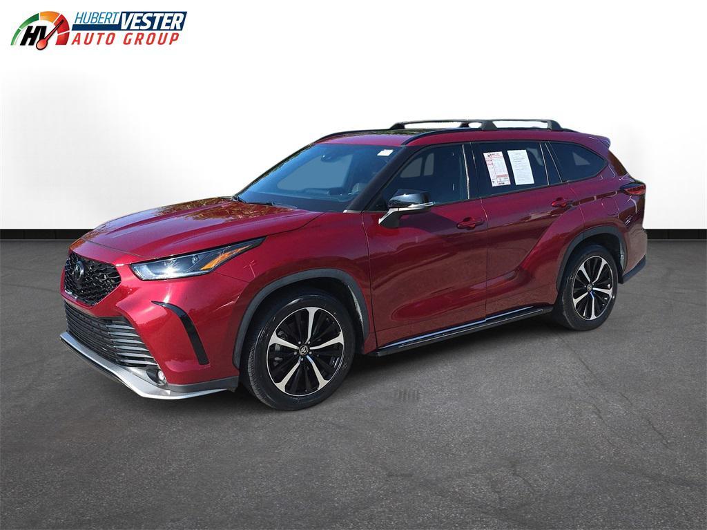 used 2022 Toyota Highlander car, priced at $34,613