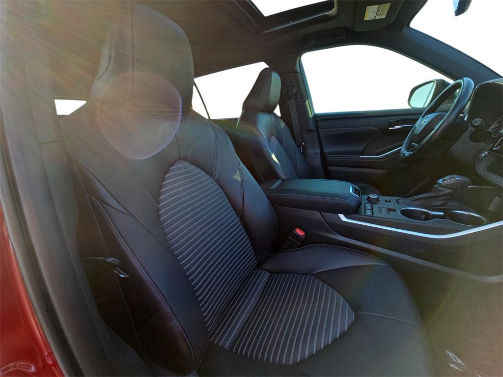 used 2022 Toyota Highlander car, priced at $34,613
