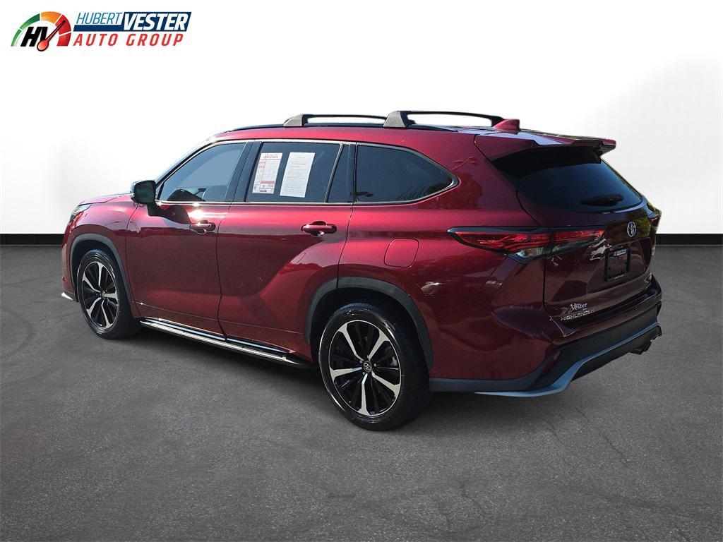 used 2022 Toyota Highlander car, priced at $34,613