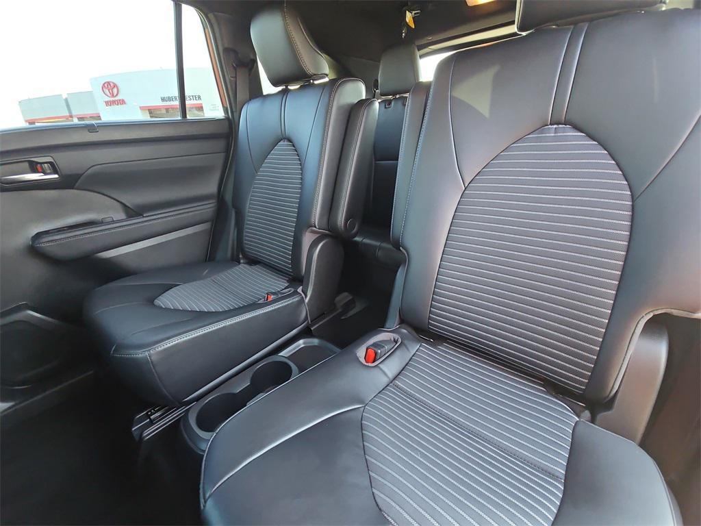 used 2022 Toyota Highlander car, priced at $34,613