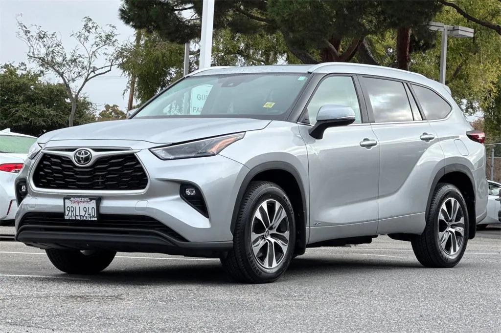 used 2025 Toyota Highlander Hybrid car, priced at $49,999