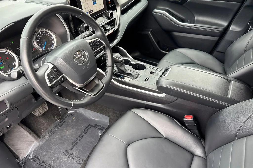 used 2025 Toyota Highlander Hybrid car, priced at $49,999