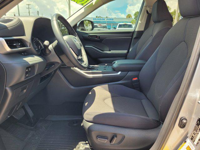 used 2025 Toyota Highlander car, priced at $40,499