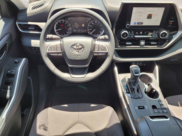 used 2025 Toyota Highlander car, priced at $40,499