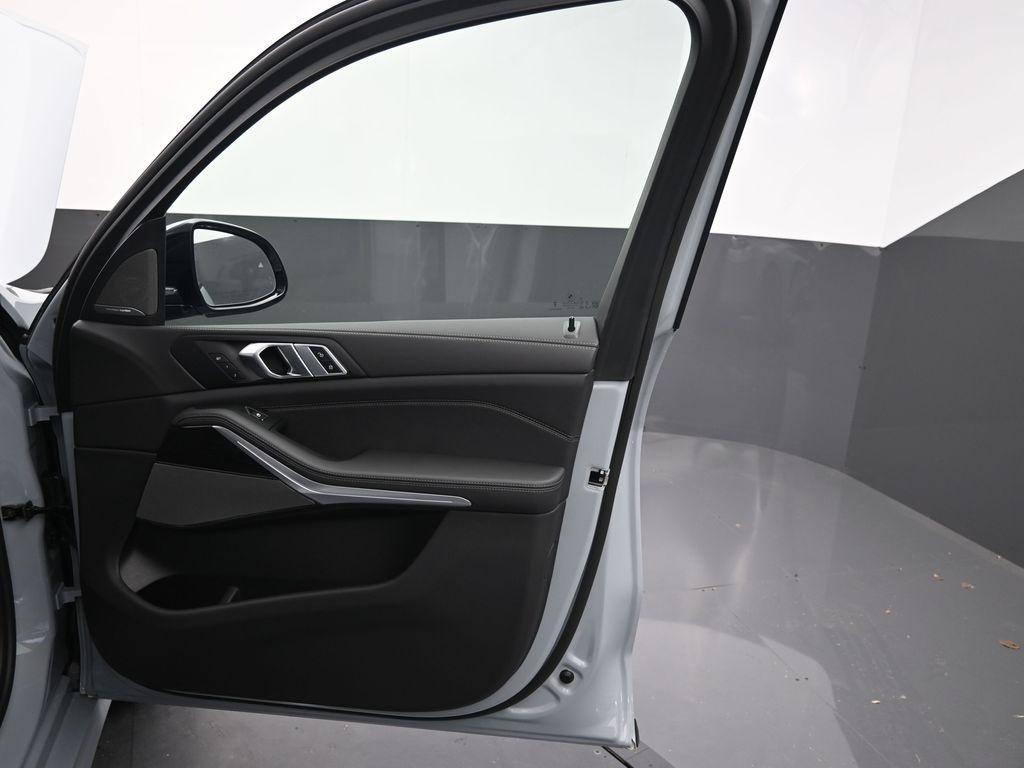 new 2026 BMW X7 car, priced at $100,785