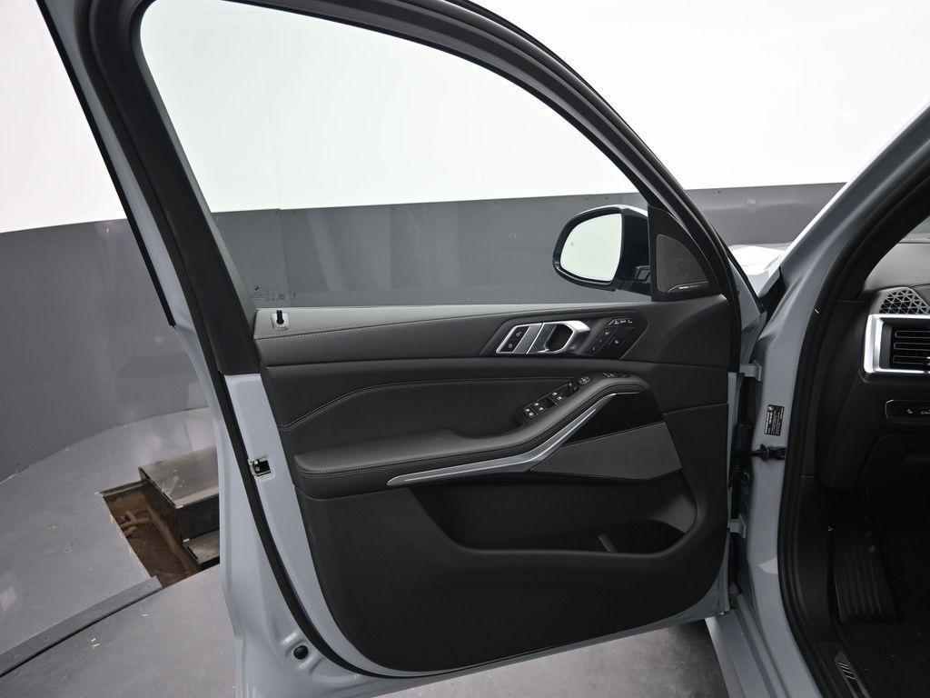 new 2026 BMW X7 car, priced at $100,785