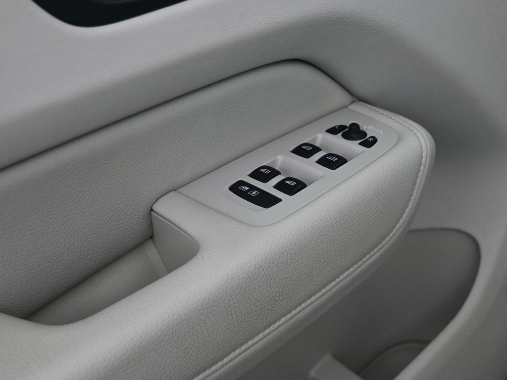 used 2022 Volvo XC60 car, priced at $27,898