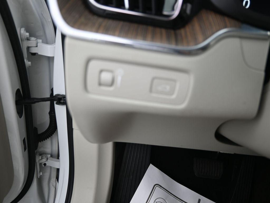 used 2022 Volvo XC60 car, priced at $27,898