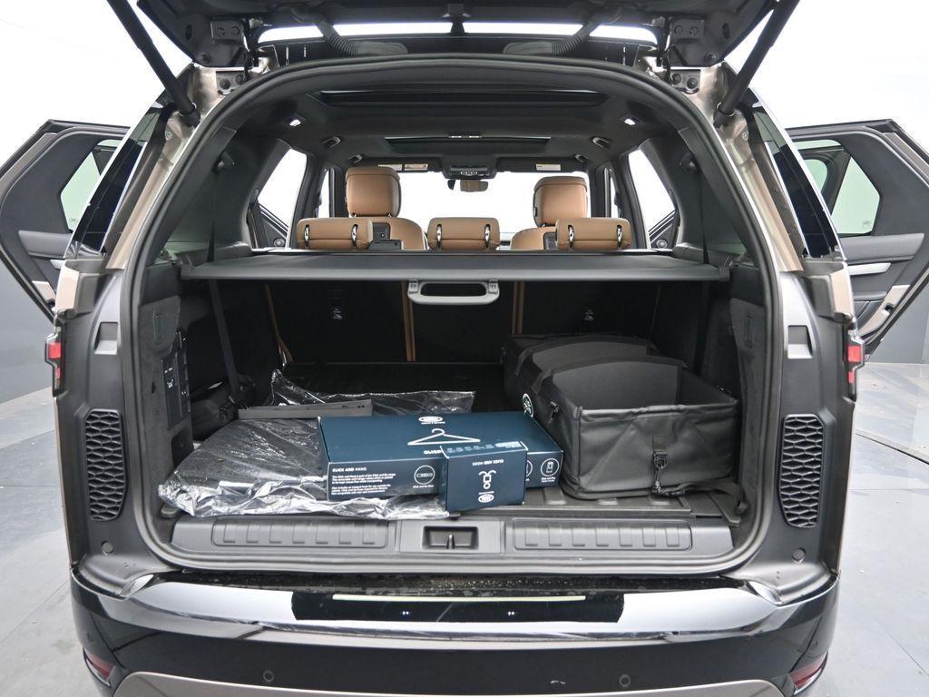 new 2025 Land Rover Discovery car, priced at $78,328