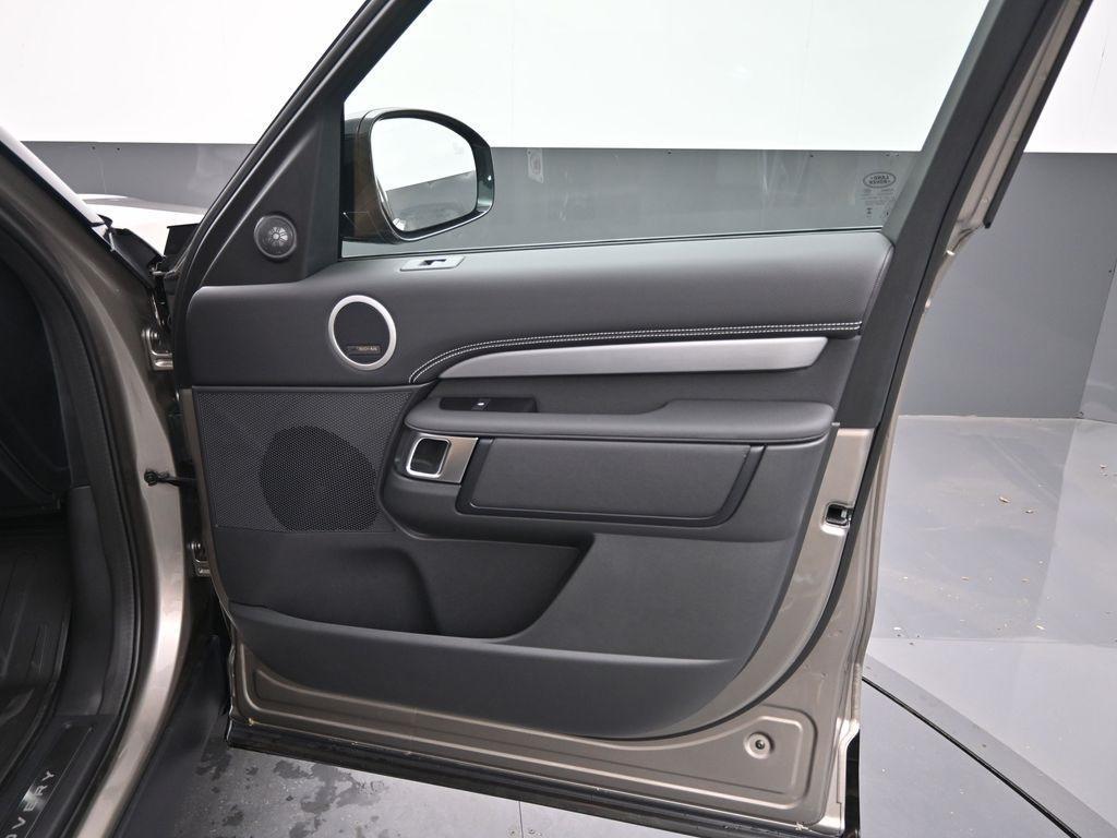 new 2025 Land Rover Discovery car, priced at $78,328
