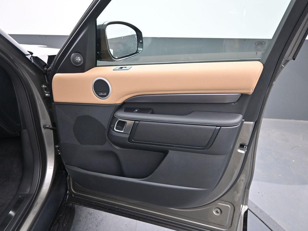 new 2025 Land Rover Discovery car, priced at $87,018